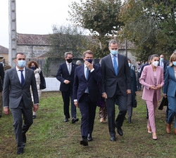 Sus Majestades los Reyes junto a las autoridades que les recibieron a su llegada